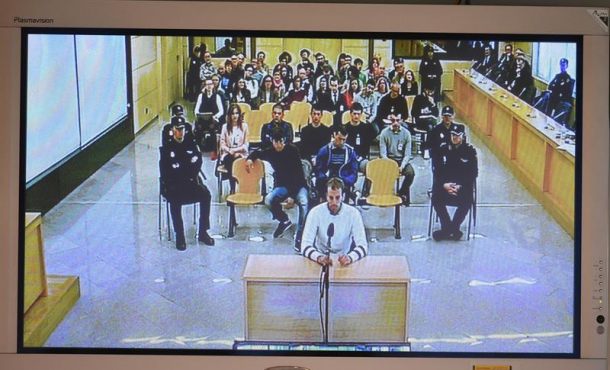 Monitor de la sala de prensa de la Audiencia Nacional de San Fernando de Henares que retransmite el juicio a los ocho acusados de agredir a dos guardias civiles . Efe
