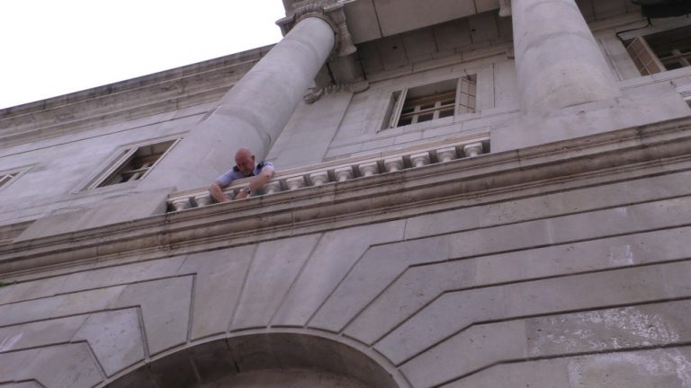 La resistencia de 10 mil catalanes obliga al Ayuntamiento de Barcelona a retirar el lazo provocador