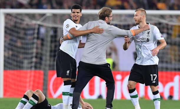 ROMA (ITALIA), 2.05.2018. El entrenador del Liverpool, Jürgen Klopp (c), celebra con sus jugadores la victoria ante la AS Roma en el estadio Olímpico de Roma (Italia). Efe.