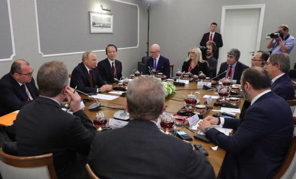 SAN PETERSBURGO (RUSIA), 26.05.2018. El presidente de la Agencia EFE, Jose Antonio Vera (d), asiste a una reunión de directores de medios extranjeros . Efe.