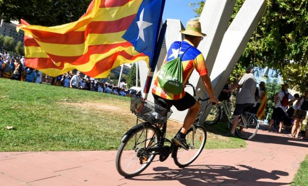 Un adoctrinado independentista porta un trapo con estrella xenófobo (la Estrellada) durante una manifestación racista en Barcelona. Archivo Efe