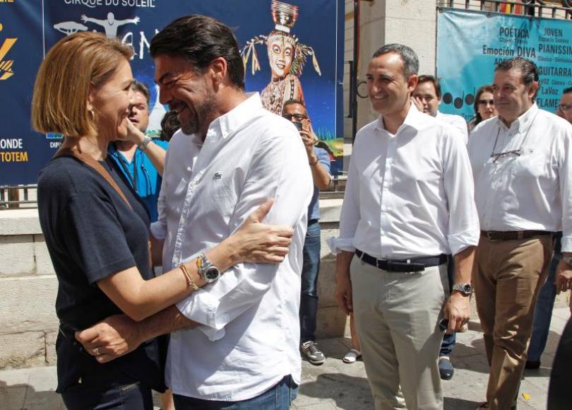 ALICANTE (ESPAÑA), 24.06.2018. La candidata a la Presidencia del PP María Dolores de Cospedal, saluda al alcalde de Alicante, Luis Barcala.. Efe.