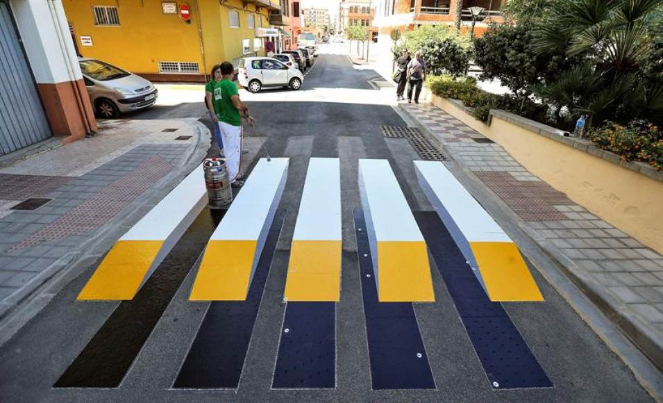 ALMUSSAFES (VALENCIA) ESPAÑA, 11.06.2018. Un operario trabaja en la colocación del primer paso de peatones en 3D termofusible de España, que el Ayuntamiento de Almussafes. Efe