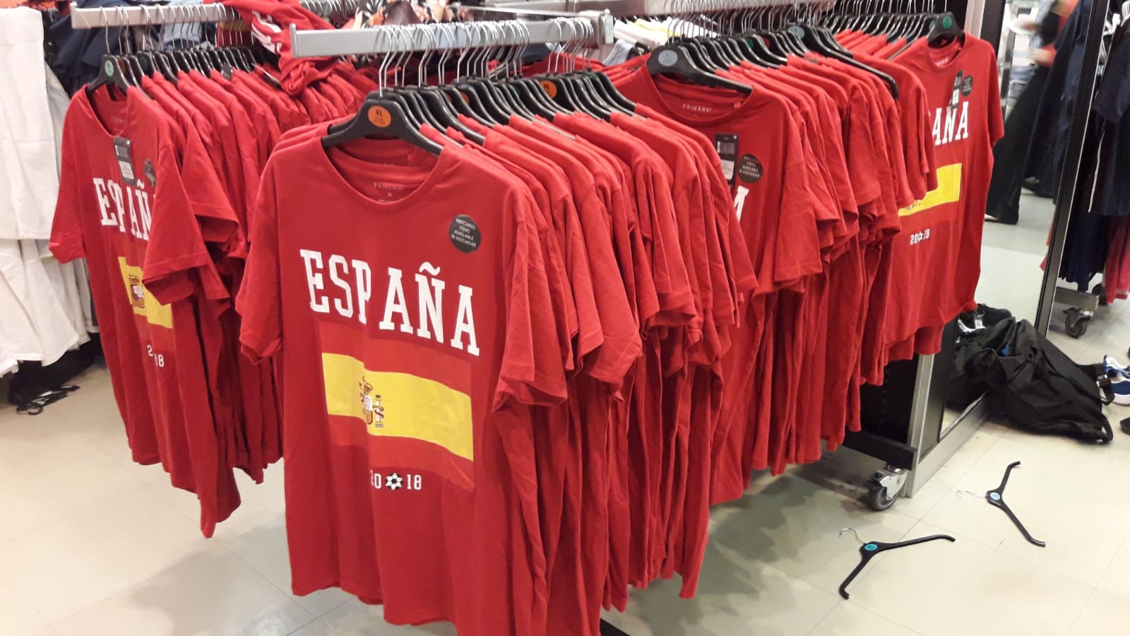 Consulado Controlar poetas Primark ya vende las camisetas y propagandas españolas en Cataluña |  Lasvocesdelpueblo