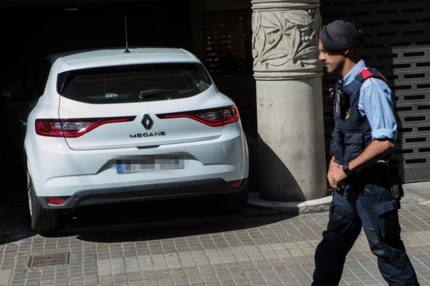 BARCELONA (ESPAÑA), 12.06.2018. Un Mozo de Escuadra en las inmediaciones de la consejería de Economía. Efe