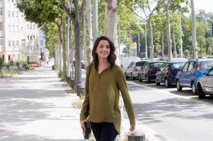 BARCELONA (ESPAÑA), 17.06.2018. La portavoz nacional de Ciudadanos (Cs), Inés Arrimadas, durante la visita que ha realizado hoy a una carpa de afiliados de Cs en Barcelona. Efe