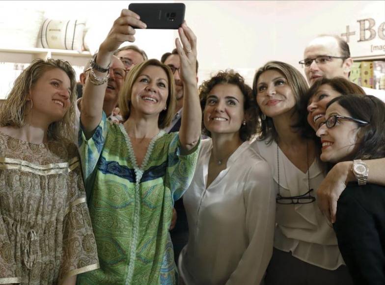BARCELONA (ESPAÑA), 23.06.2018. La secretaria general del PP y candidata a presidir el partido, María Dolores de Cospedal, acompañada de la ex ministra Dolors Montserrat. Efe