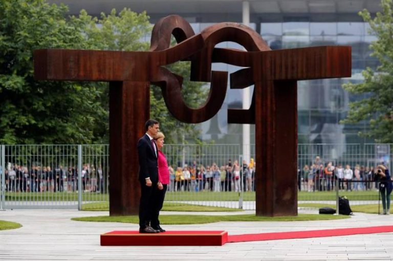 Sánchez recibido con honores militares a su llegada a Berlín (Alemania)