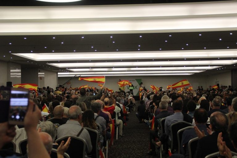 Más de 2 mil personas inundan de banderas españolas el estreno de VOX en Cataluña