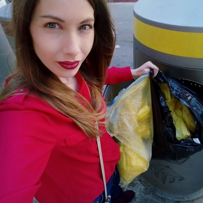 CATALUÑA (ESPAÑA), año 2018. Una imagen reciente de la valiente joven española Patricia Muñoz, tirando los lazos. Lasvocesdelpueblo