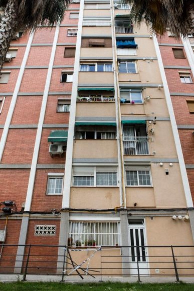 CORNELLÀ DE LLOBREGAT (BARCELONA) ESPAÑA, 14.06.2018. Vista del lugar del incidente mortal hoy en Hospitalet durante el desahucio del inquilino por impagos de alquiler. Efe