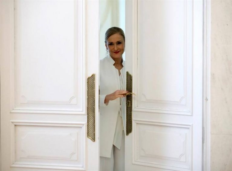 Cifuentes planta al tribunal del ‘máster’ por enfermedad