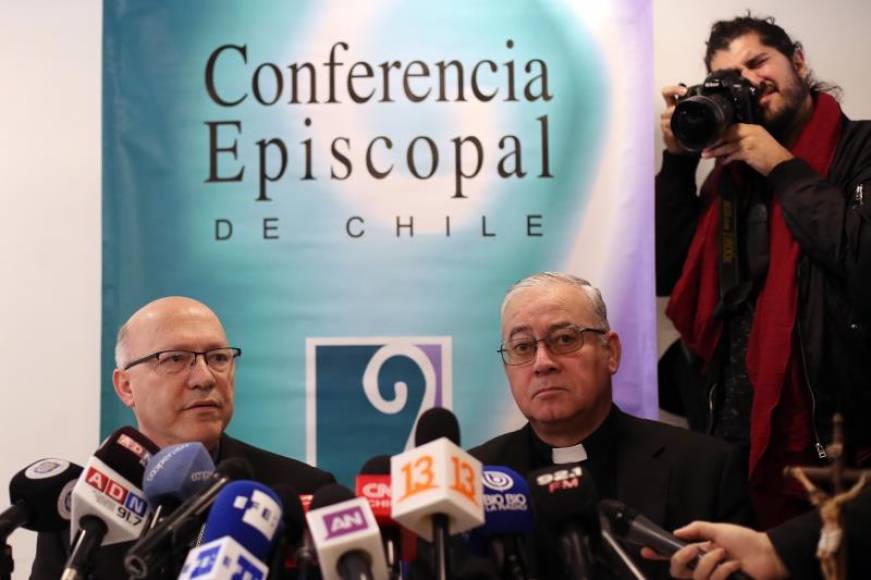 El portavoz de la Conferencia Episcopal, Fernando Ramos (i), y el obispo de San Bernardo, Juan Ignacio González (d), en una rueda de prensa el pasado 31 de mayo en Santiago (Chile). Archivo Efe