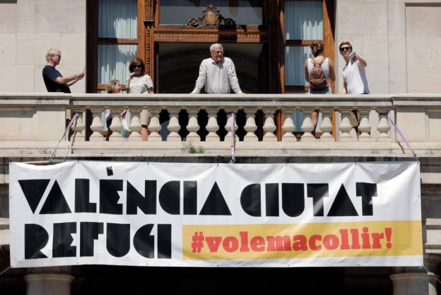 En el centro de la imagen el nuevo rey todo poderoso de Valencia, el alcalde Joan Ribó Canut del partidos separatista valenciano 'Compromiso'. Efe