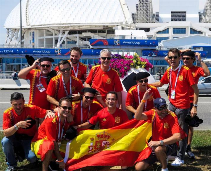 FISHT DE SOCHI (RUSIA), 15.06.2018. Debut de la Selección española en el Mundial Rusia 2018. En la imagen, un grupo de aficionados españoles. Efe