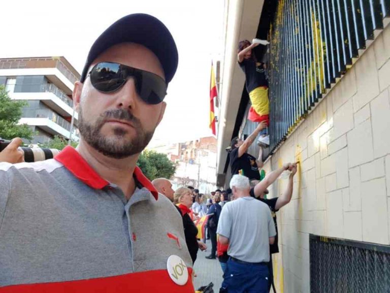 Españolas limpian la fachada de la Comisaria de Policía Nacional atacada por CDR en Tarrasa​