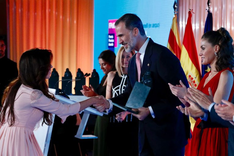 El rey destaca el «compromiso» de la juventud española en Cataluña «con el futuro» de España