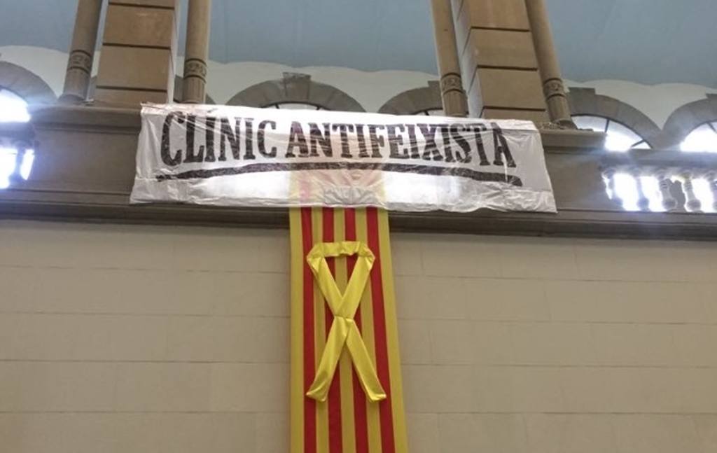 HOSPITAL CLÍNICO DE BARCELONA (BARCELONA) ESPAÑA, 15.06.2018. Vista del cartel racista independentista colgado por la dirección del Hospital Clínico de Barcelona.