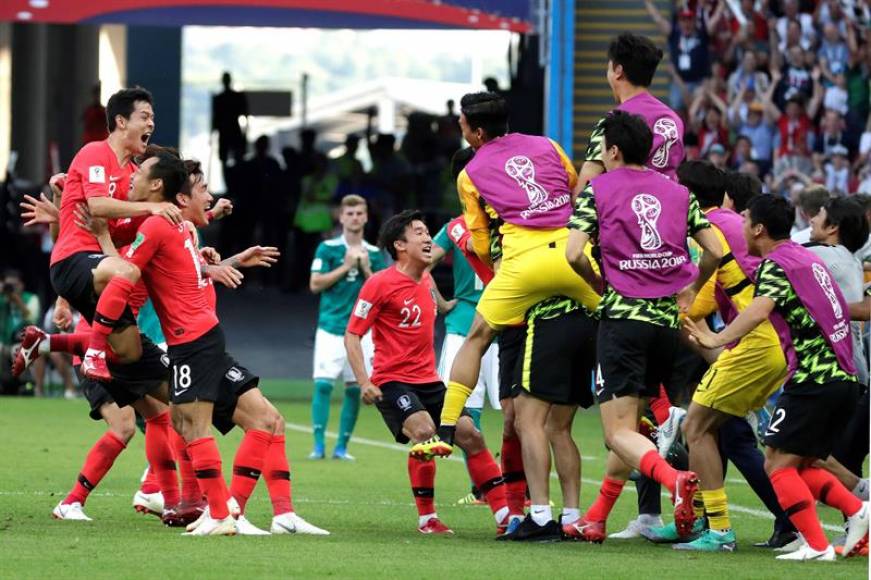 KAZÁN (RUSIA), 27.06.2018. Los jugadores surcoreanos celebran el 1-0 tras la revisión del VAR, durante el partido Corea Sur-Alemania, del Grupo F del Mundial de Fútbol de Rusia 2018. Efe.