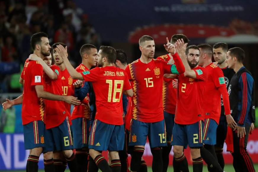 Kaliningrado (Rusia), 25.06.2018. Los jugadores españoles se felicitan tras finalizar el partido España-Marruecos, del Grupo B del Mundial de Fútbol de Rusia 2018. Efe