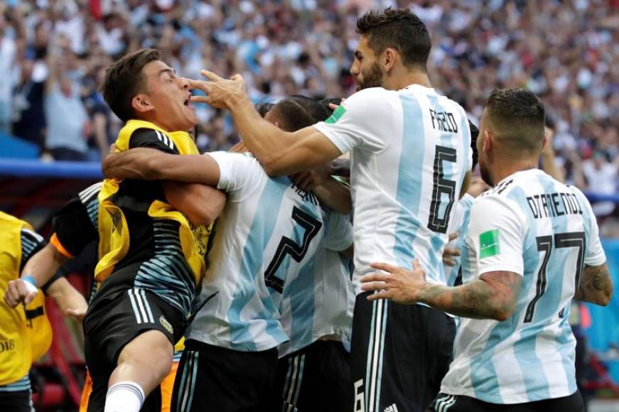 Kazán (Rusia), 30.06.2018. Los jugadores argentinos celebran el 1-2 durante el partido Francia-Argentina. Efe