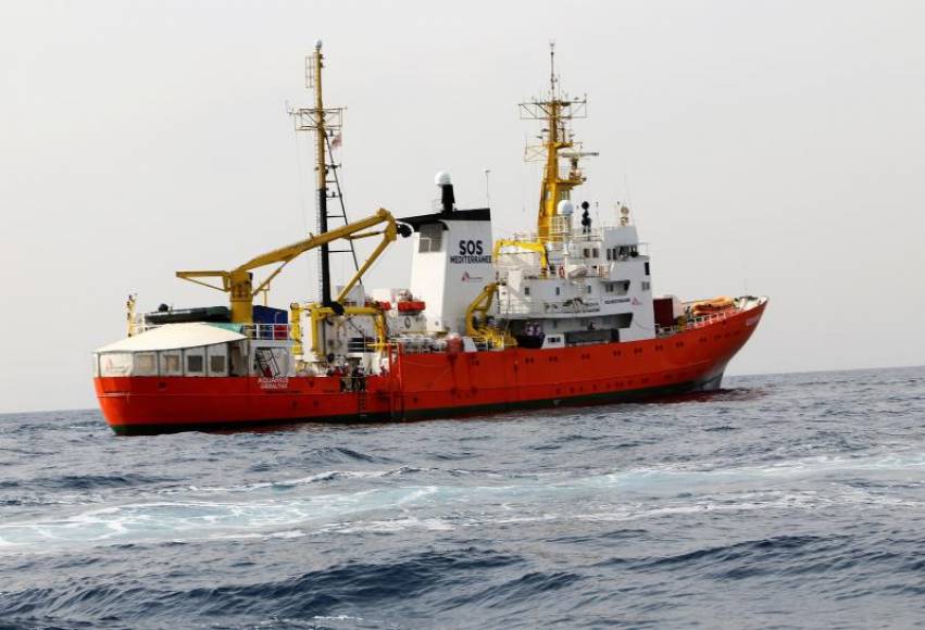 La tripulación del Aquarius, único barco de rescate fletado por las ONG que queda en el Mediterráneo, navega frente a la costa de Libia. Archivo Efe
