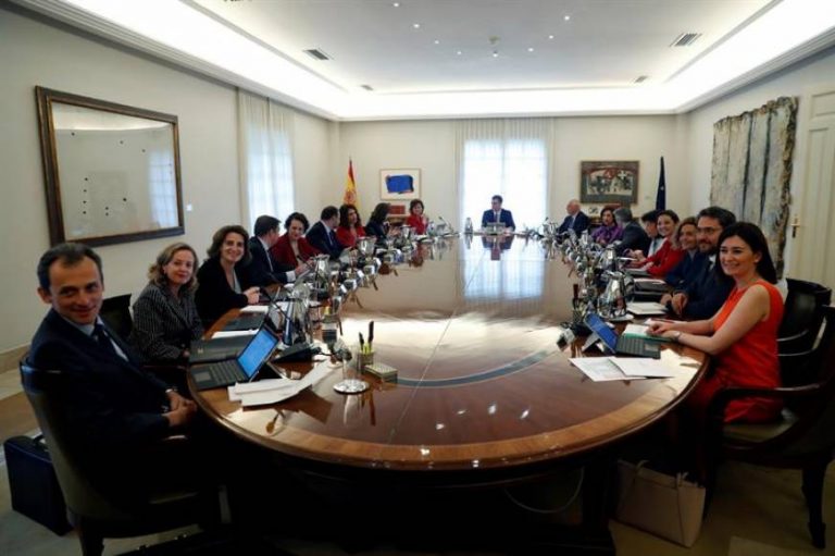 Sánchez (en el fondo) preside el primer Consejo de Ministros del Gobierno de España