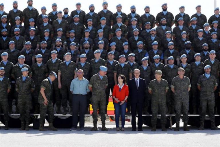 La ministra de Defensa reconoce el «esfuerzo impagable» de los militares españoles