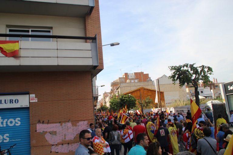 3 mil catalanes marchan bajo piedras y botellas lanzados por independentistas en Mataró