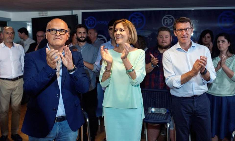 ORENSE (ESPAÑA), 29.06.2018. La candidata a la Presidencia del PP, María Dolores de Cospedal, el presidente del PP de Galicia, Alberto Núñez Feijóo (d). Efe FOTOGRAFÍA. ORENSE (COMUNIDAD AUTÓNOMA DE GALICIA) REINO DE ESPAÑA, 29.06.2018. La candidata a la Presidencia del socialismo azul Partido Popular (PP), María Dolores de Cospedal, el presidente del PP de Galicia y presidente de la Junta de Galicia, Alberto Núñez Feijóo (d) y el presidente del PP de Orense, José Manuel Baltar Blanco (i), durante el acto con afiliados celebrado esta tarde en la sede del partido en Orense. Efe