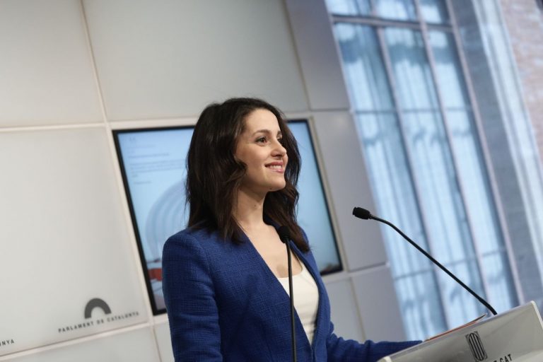 Arrimadas: El separatismo «está hasta en la sopa»