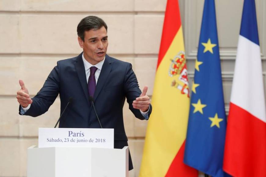 PARÍS (FRANCIA), 23.06.2018. El jefe del Gobierno, Pedro Sánchez, y el presidente francés, Emmanuel Macron (d), durante la rueda de prensa tras su reunión en el Palacio del Elíseo. Efe