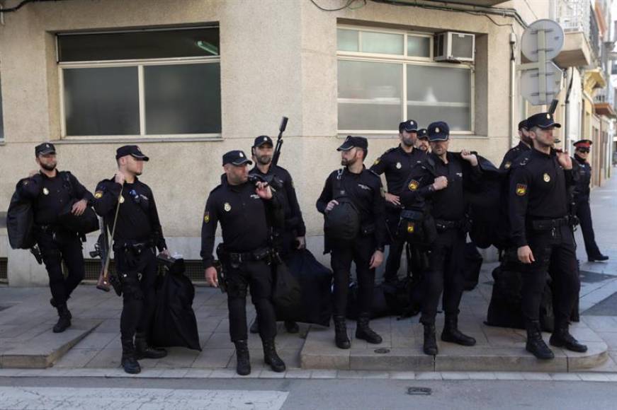 PINEDA (BARCELONA), ESPAÑA 03.10.2017.- Un grupo de los héroes nacionales de la jornada del golpe de estado racista d ela genestapo en Cataluña, policías nacionales. Efe