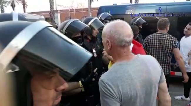 PLAZA MIQUEL BIADA (MATARÓ) BARCELONA (ESPAÑA), Mozo separatista con su brazalete amarillo, que según los mozos , «no seria reglamentario para el servicio operativo». Lasvocesdelpueblo (7)