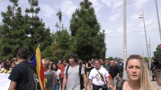 SAN JUAN DESPÍ (BARCELONA), 10.06.2018. En la derecha de la imagen la líder ultra racista neonazi Marina de CDR increpando al periodista de Ñ Pueblo. Lasvocesdelpueblo