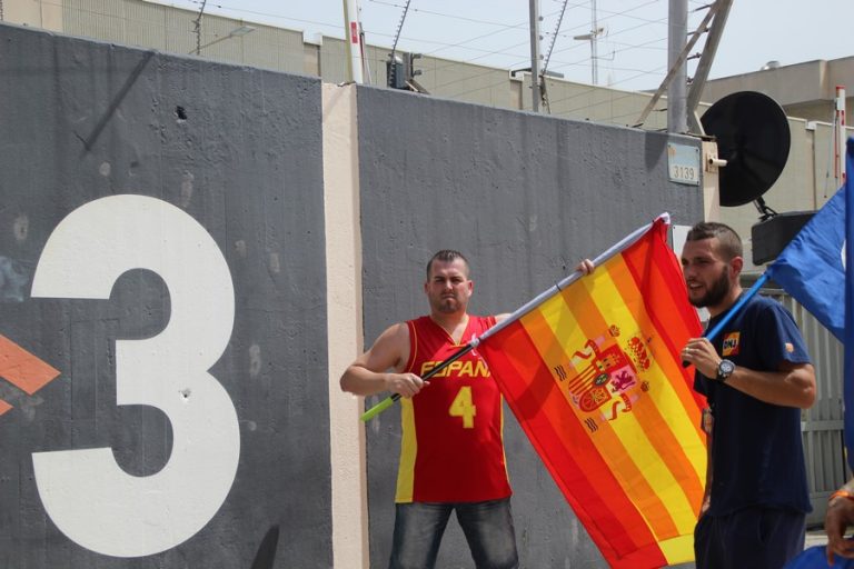 FOTOGRAFÍA. SAN JUAN DESPÍ (BARCELONA) REINO DE ESPAÑA, 10.06.2018. Comunitat Valenciana y nunca más "País Valenciá". Vista de un español mostrando con orgullo la badera de España ante las puertas de TV3 a los llamados 'Comités de Defensa de la República Catalana' (CDR), concentrado a unos 300 metros en el sur de la calle TV3. Los españoles han denunciado la colaboración de TV3 el golpe de estado en Cataluña y han exigido el cierre de la cadena pública financiado con el dinero de los españoles, desde la capital del país (Madrid9 por los gobiernos de España -precisamente los Gobiernos del PP de Mariano Rajoy, han dicho- y han exigido la cárcel para la dirección de TV3 por incitación al odio contra el pueblo español. Lasvocesdelpueblo (Ñ Pueblo).