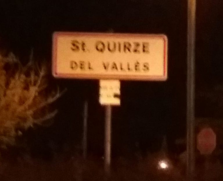 Tumban el cartel independentista de la señal de tráfico de San Quirze del Vallés (Barcelona)