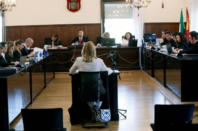 «Muchas anomalías, procedimiento anormal y anarquía» de Chavez y Griñán (PSOE) en los ERES