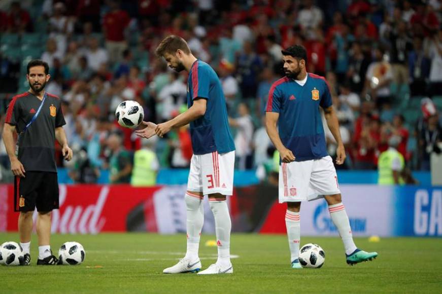 SOCHI (RUSIA), 15.06.2018. El defensa español y de FC Barcelona, Gerard Piqué Bernabéu (c) y el delantero Diego Costa (d) calientan antes del partido Portugal-España. Efe.