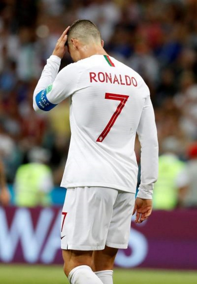SOCHI (RUSIA), 30.06.2018. El delantero portugués Cristiano Ronaldo reacciona durante el partido Uruguay-Portugal. Efe