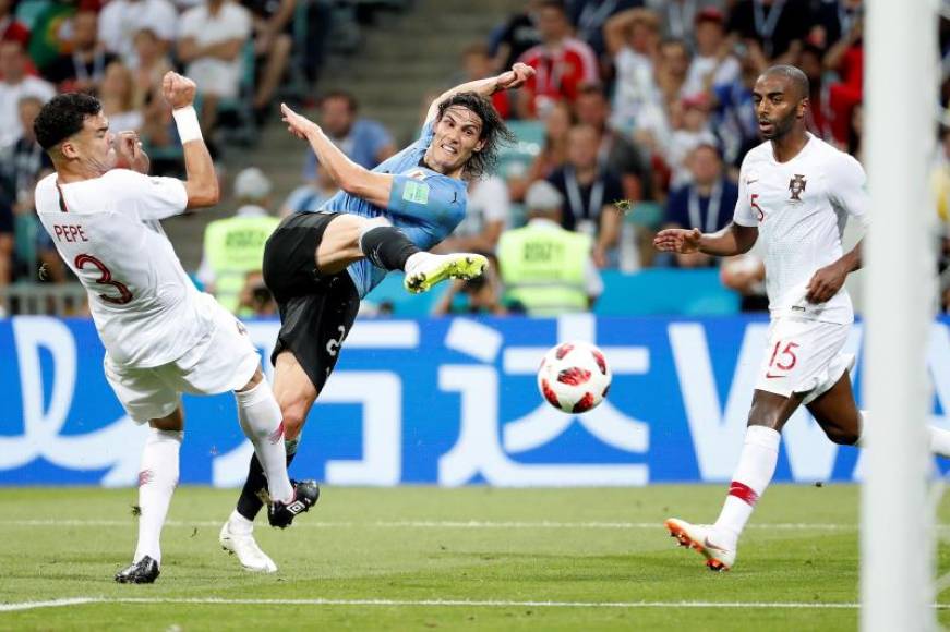 SOCHI (RUSIA), 30.06.2018. El delantero uruguayo Edinson Cavani (c) remata a puerta durante el partido Uruguay-Portugal. Efe.