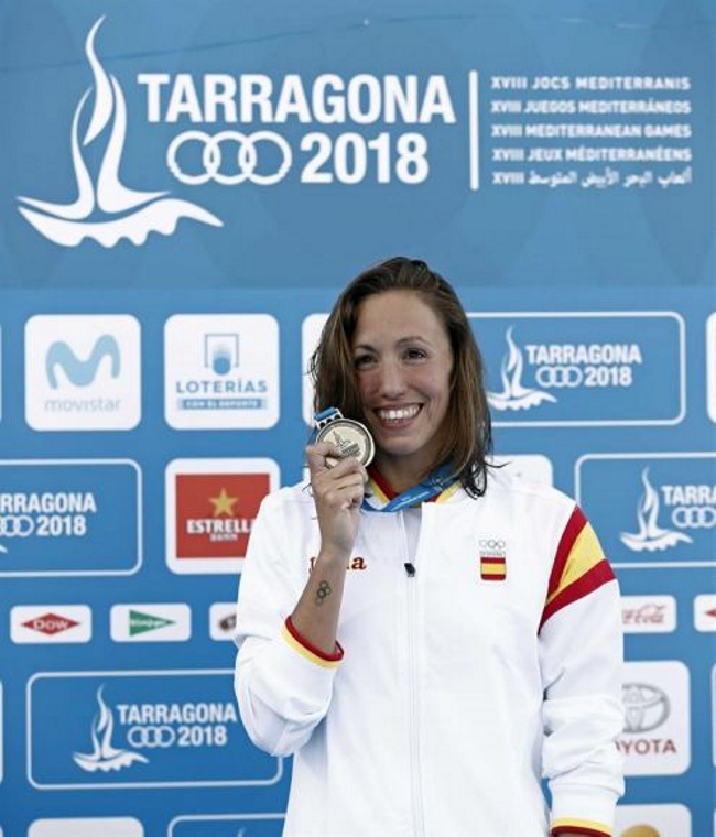 TARRAGONA (ESPAÑA), 23.06.2018. La nadadora española Jessica Vall muestra la medalla de oro conseguida en 200m braza en los XVIII Juegos Mediterráneos de Tarragona 2018. Efe.