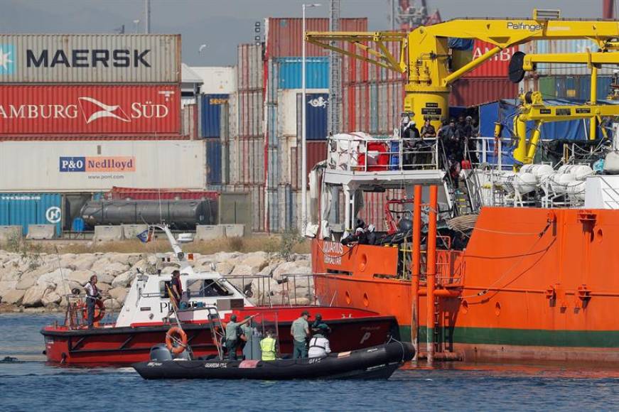 VALENCIA (ESPAÑA), 17.06.2018. El barco Aquarius, en el que viajan 106 inmigrantes, a su llegada al puerto de Valencia. Efe.