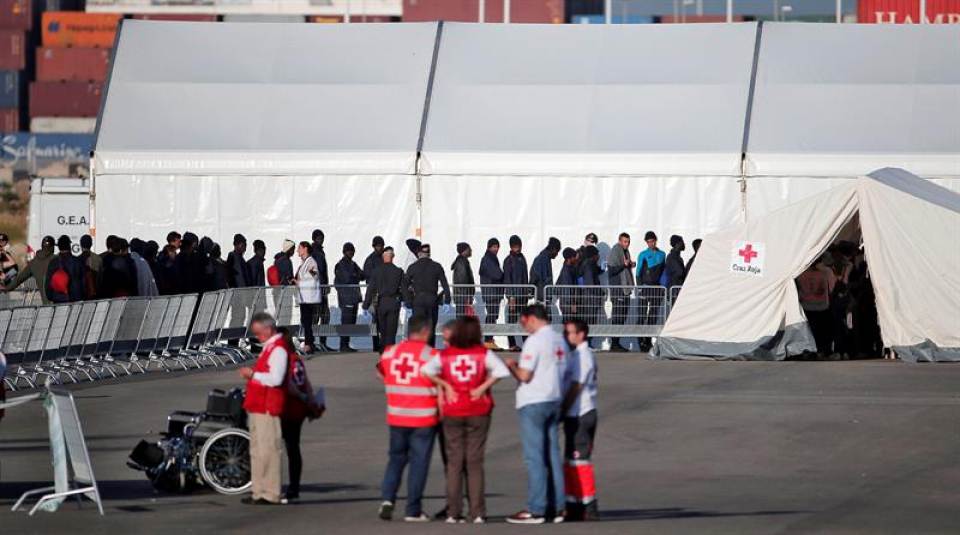VALENCIA (ESPAÑA), 17.06.2018. Un dispositivo de emergencia de 2.320 personas espera en el puerto de Valencia la llegada escalonada. Efe