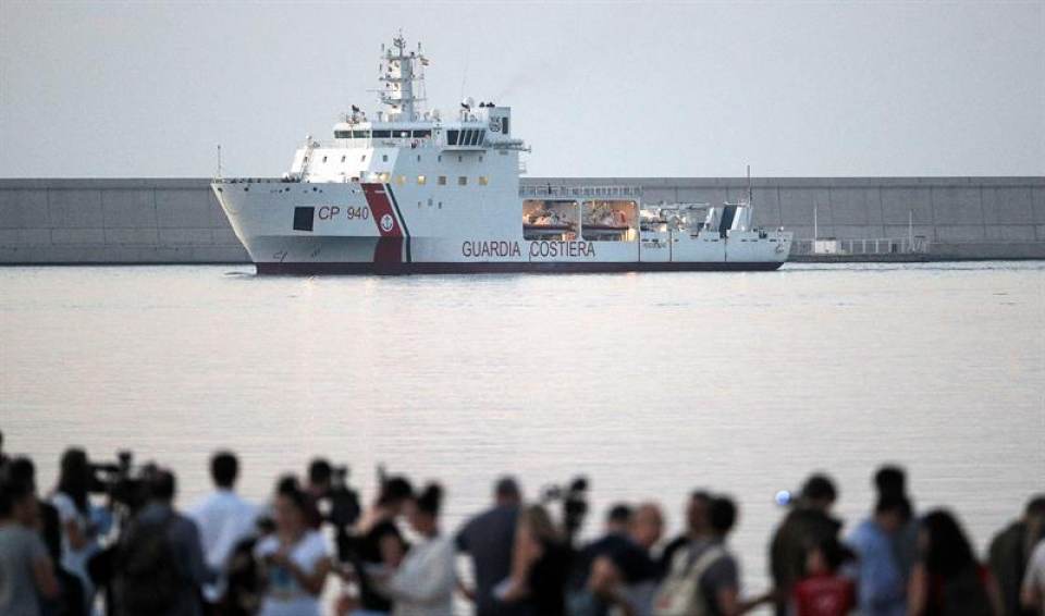 VALENCIA (ESPAÑA), 17.06.2018. Un dispositivo de emergencia de 2.320 personas espera en el puerto de Valencia la llegada escalonada. Efe
