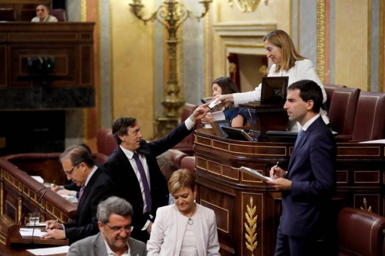 Sánchez e Iglesias fracasan en su primer intento de controlar la radiotelevisión española