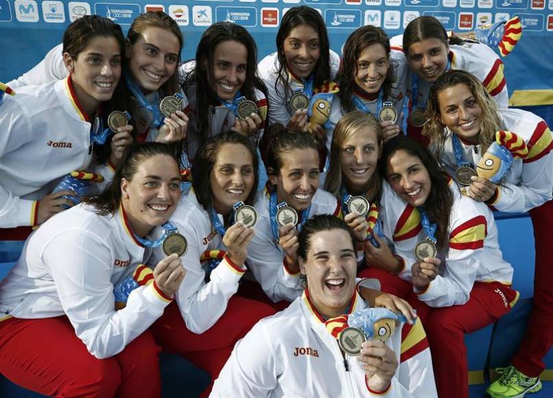 30.06.2018. Las jugadoras españolas de waterpolo posan con la medalla de oro que han conseguido esta tarde tras vencer a italia en la final. Efe.