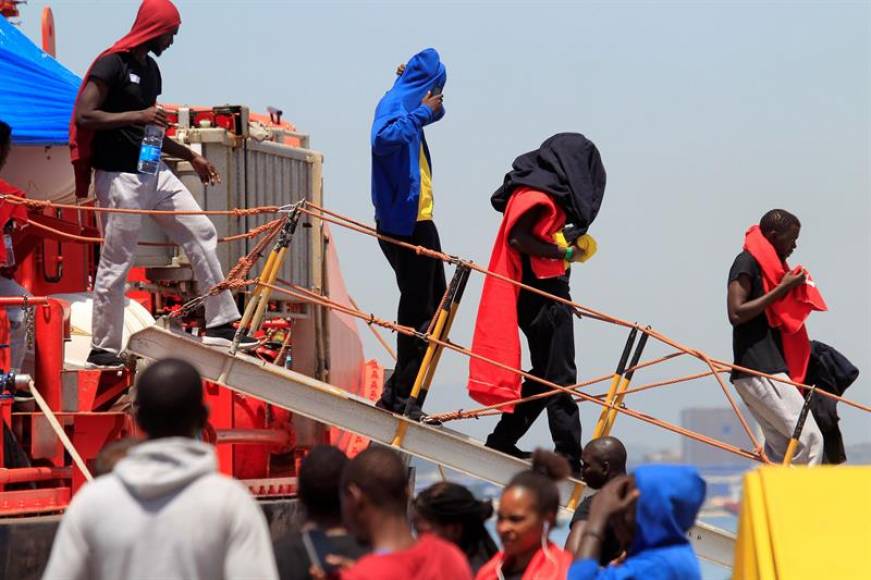 ALGECIRAS (CÁDIZ) ESPAÑA, 31.07.2018. Los 19 inmigrantes que viajaban a bordo de dos pateras y que han sido hoy rescatados en el estrecho de Gibraltar por Salvamento Marítimo. Efe