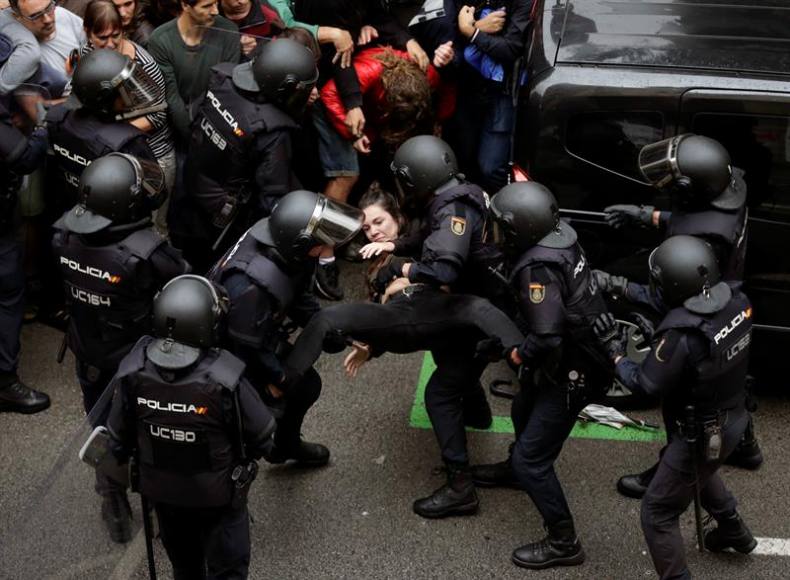 BARCELONA (ESPAÑA), 01.10.2017. Día del golpe de estado racista de la genestapo en Cataluña. Vista de los héroes del 1-O, trabajadores de Policía Naciona. Efe