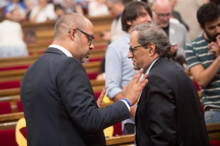 Puigdemont empuja al fascismo al precipicio, Torrent atacado por JxCAT, cierra el Parlamento